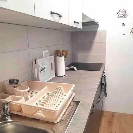 Green Flat Near The City Center With Free Parking *