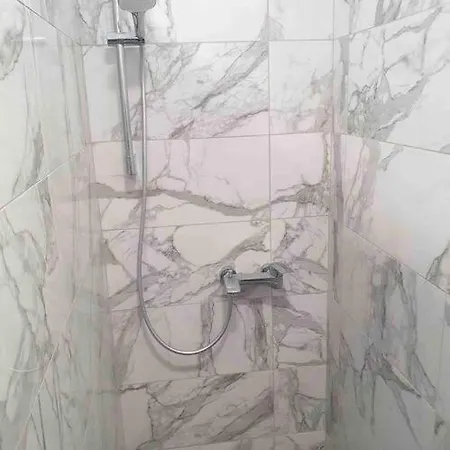 Green Flat Near The City Center With Free Parking Apartment