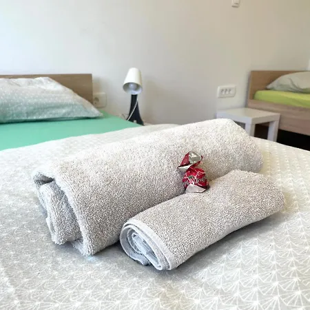 Green Flat Near The City Center With Free Parking