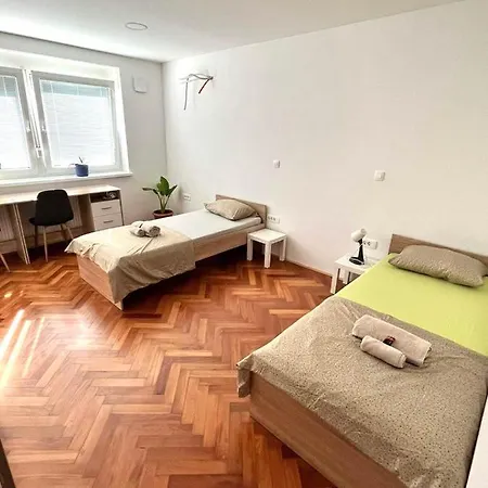 Green Flat Near The City Center With Free Parking Apartment