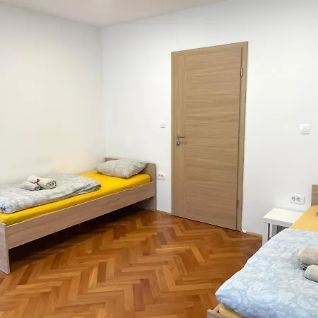 Green Flat Near The City Center With Free Parking Appartement